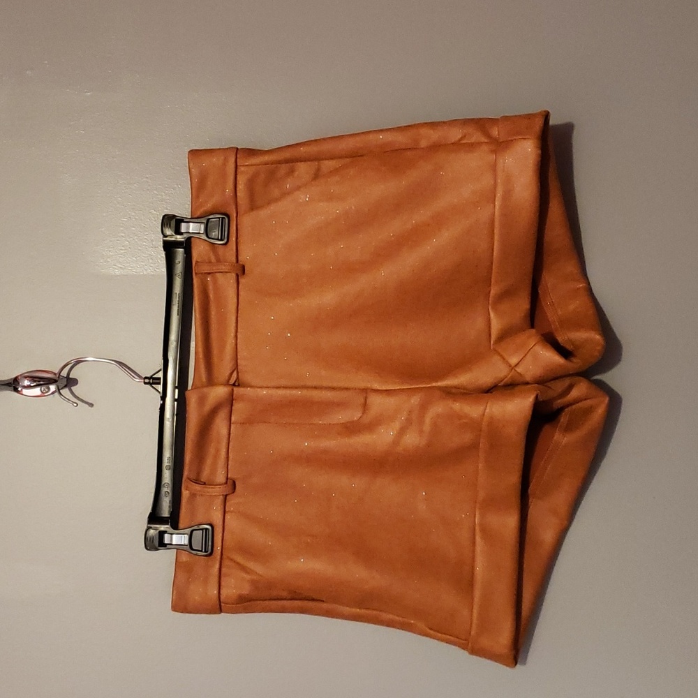 MICHEL Cdesign Cuffed Lined Lady's Shorts with 2 Pockets and Zippered Closure